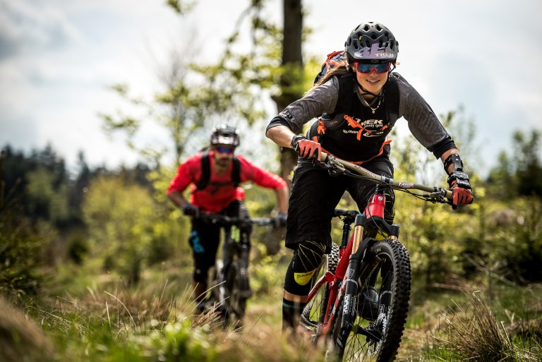 paar beim mountainbiken in willingen c) tourist information willingen, nathan hughes (1)
