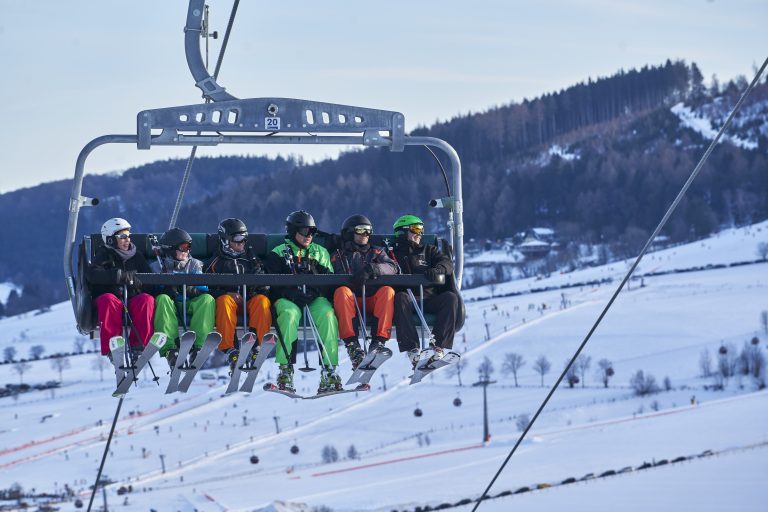skifahrer in der sesselbahn am ritzhagen in willingen c) tourist information willingen, wolfgang detemple (5)