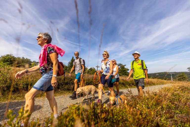 wanderer auf dem ettelsberg c) tourist information willingen, david heise (1)