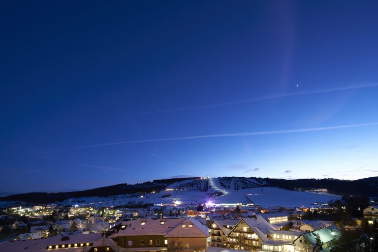 willingen im winter mit beleuchtung und flutlichtskifahren c) tourist information willingen, wolfgang detemple (1)